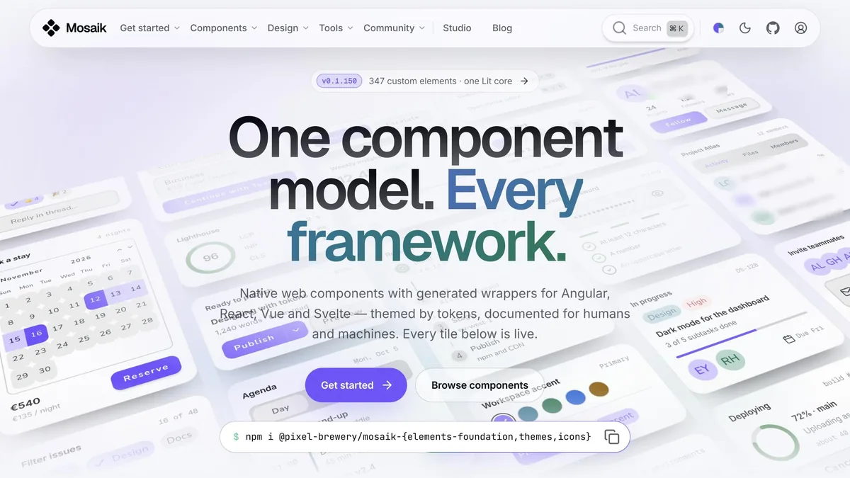 Startseite der Mosaik-Website: „One component model. Every framework.“ Native Web-Komponenten mit erzeugten Paketen für Angular, React, Vue und Svelte, gestaltet über Tokens. Dahinter schweben echte Komponenten wie ein Kalender, eine Aufgabenkarte und Schaltflächen.