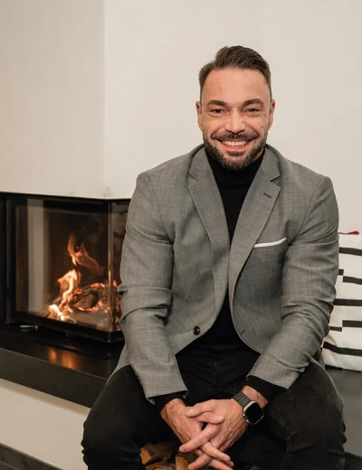 André Wehlert vor einem Kamin