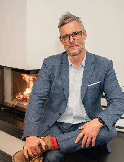 Reiner Keller vor einem Kamin